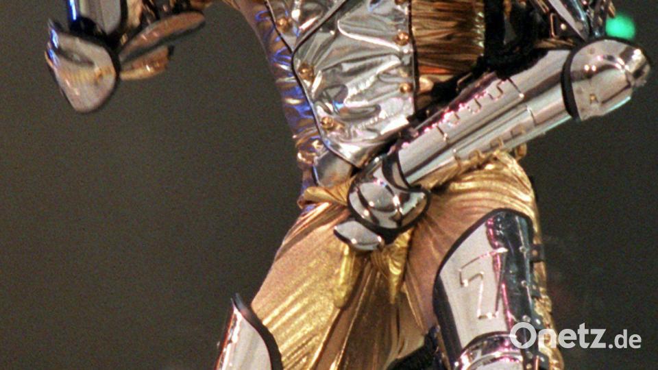 Der wohl legendärste Schrittgriff von allen: Michael Jackson, hier bei einem Auftritt in Gelsenkirchen 1997. (Archivbild) Bild: Herbert Spies/dpa