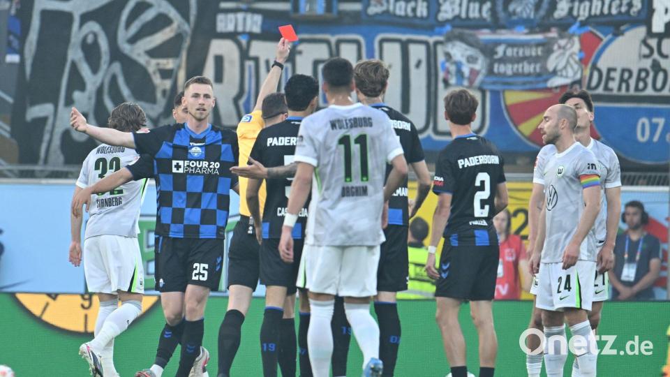 Wolfsburg musste früh mit einem Mann weniger auskommen. Bild: Swen Pförtner/dpa