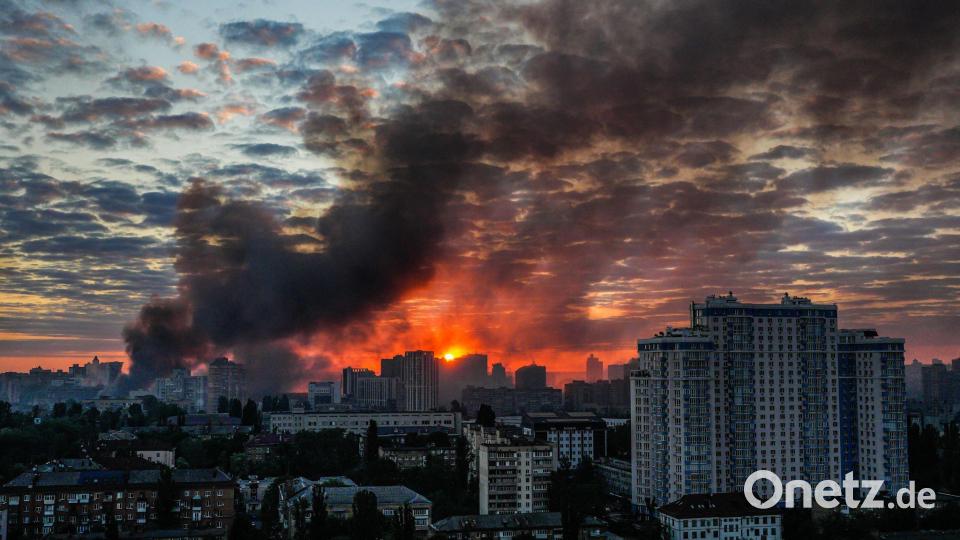 Russland hat die Ukraine in der Nacht zu Sonntag mit einem massiven kombinierten Angriff überzogen. Bild: Zoya Shu/AP/dpa