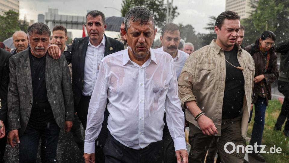 Özgür Özel trotzt dem Regen und seiner Absetzung als Parteichef Bild: Ugur Yildirim/Dia Photo/AP/dpa