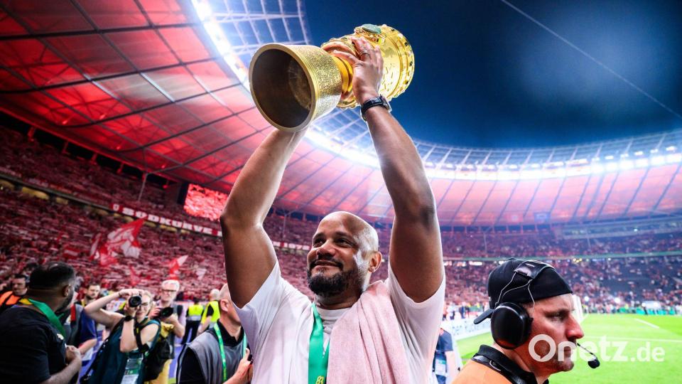 Meister-Trainer 2025, Double-Coach 2026: Vincent Kompany feiert mit dem DFB-Pokal. Bild: Tom Weller/dpa