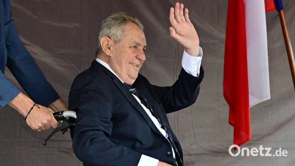 Miloš Zeman, ehemaliger Staatspräsident von Tschechien, wurde bei der Demo gegen den Sudetendeutschen Tag im Rollstuhl auf das Podium geschoben. Bild: Šálek Václav/CTK/dpa