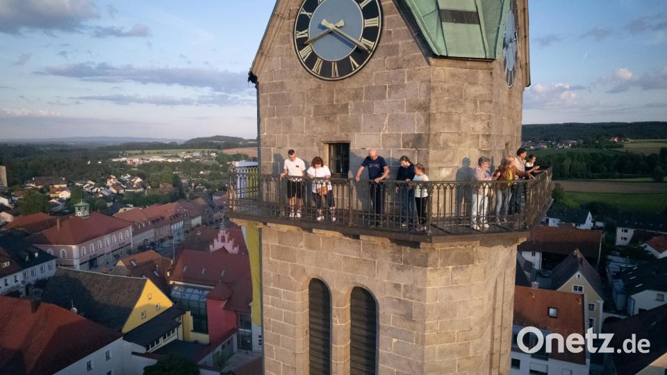 Viele Besucher genossen nach dem Aufstieg auf den Kirchturm den Blick über das abendliche Erbendorf. Bild: rw