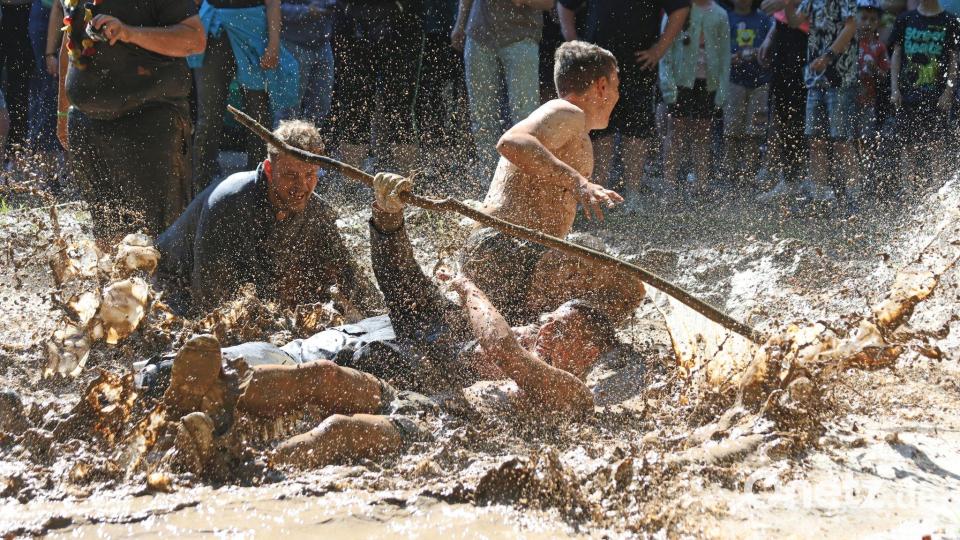 Tradition an der Wildbahn: Dreckschweinfest 2026 in Hergisdorf endet mit Sprüngen ins Schlammloch. Bild: Matthias Bein/dpa