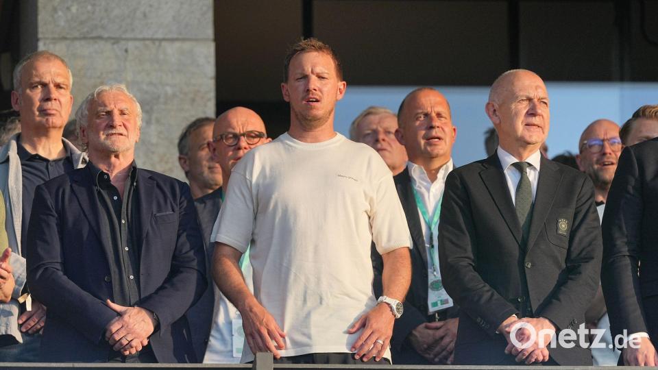 Julian Nagelsmann (M.) mit Rudi Völler (l.) und DFB-Chef Bernd Neuendorf (r.) auf der Tribüne des Olympiastadions. Bild: Michael Kappeler/dpa