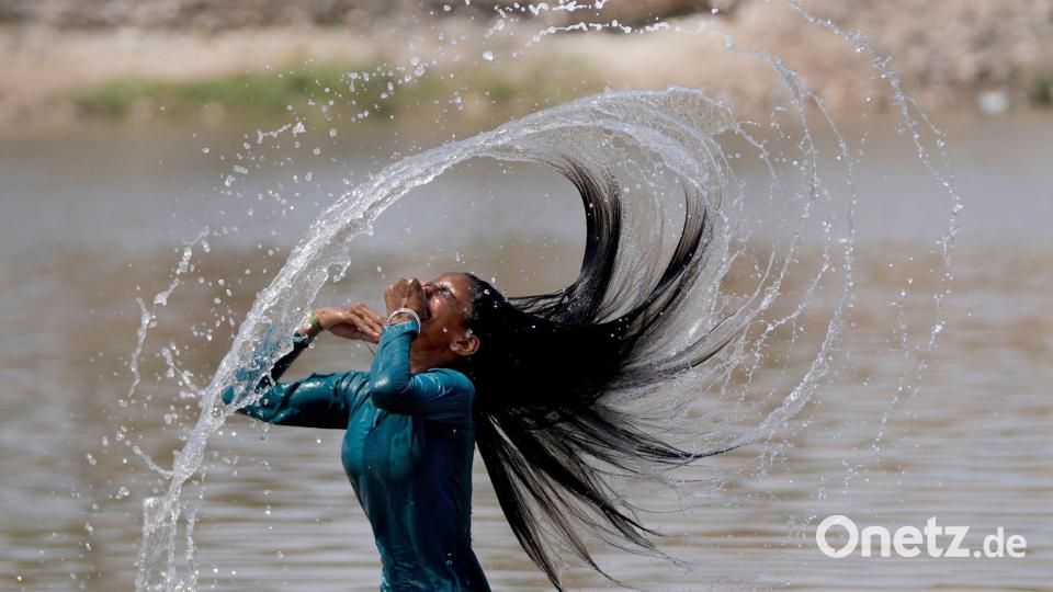 Abtauchen gegen die Hitze: Mädchen kühlt sich in Jammu im Fluss Tawi ab. Bild: Channi Anand/AP/dpa