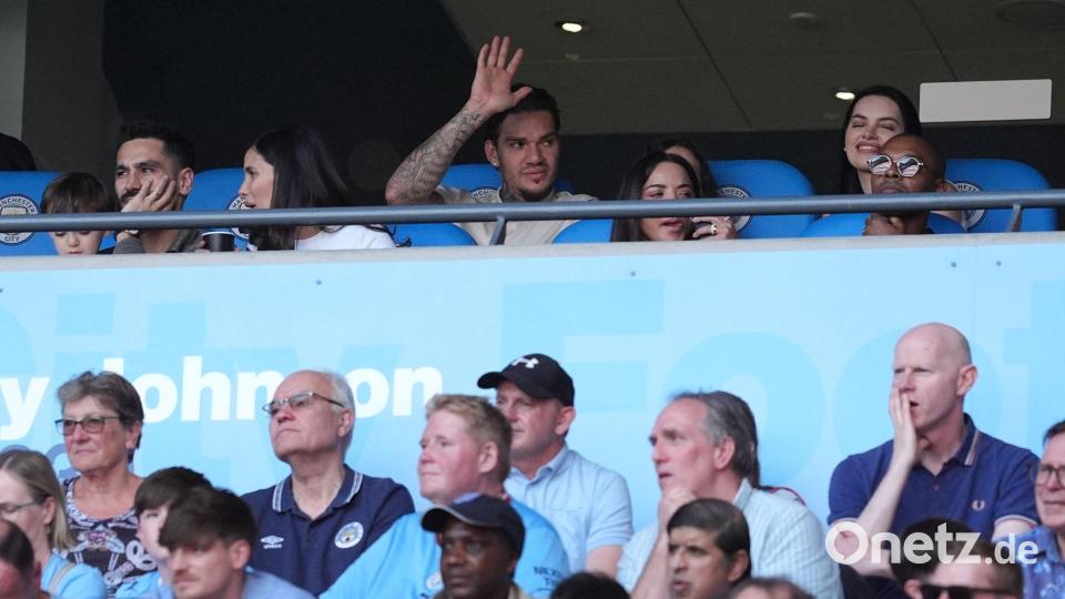 Ex-Man-City-Profi Ilkay Gündogan (l) schaute von der Tribüne zu und wurde nach dem Spiel geehrt. Bild: Martin Rickett/PA Wire/dpa
