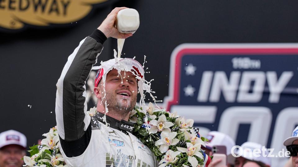 Die Milch für den Sieger - eine Tradition bei den Indy500. Bild: Michael Conroy/AP/dpa