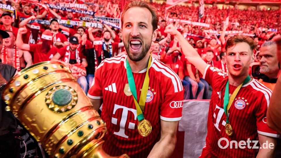 Harry Kane jubelt mit dem DFB-Pokal. Bild: Tom Weller/dpa
