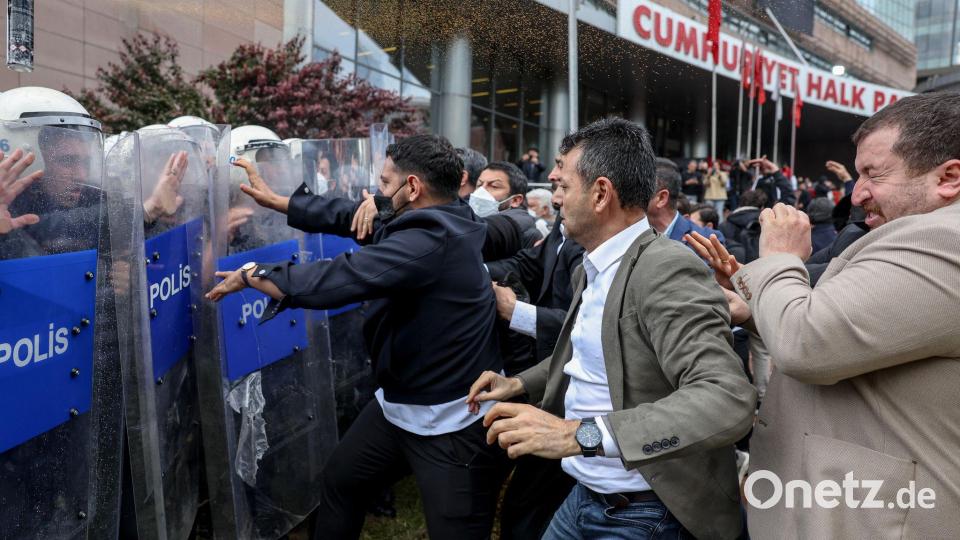 Die Polizei stürmte die Zentrale der Opposition in Ankara Bild: Ugur Yildirim/Dia Photo/AP/dpa
