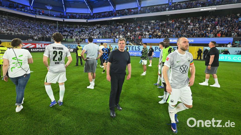 Trainer Dieter Hecking und Christian Eriksen sind geknickt. Bild: Swen Pförtner/dpa