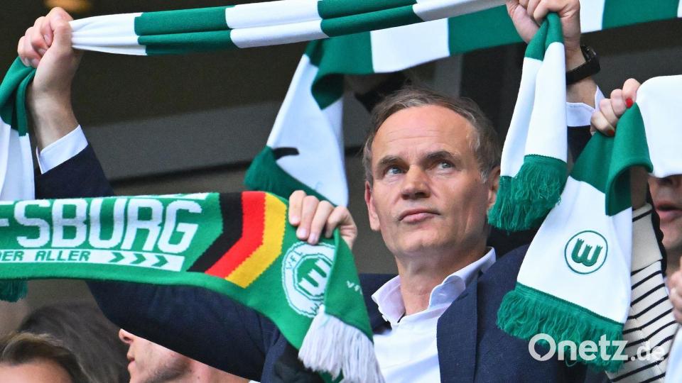 VW-Chef Oliver Blume beim ersten Relegationsspiel des VfL Wolfsburg. Bild: Swen Pförtner/dpa