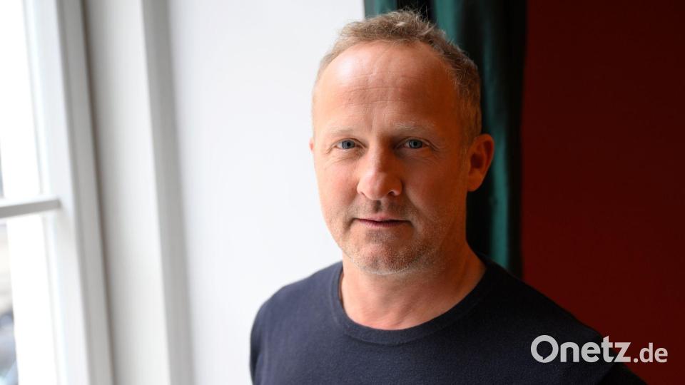 Maximilian Brückner rät zu einem Leben zwischen „Carpe Diem und Memento Mori“. Bild: Felix Hörhager/dpa