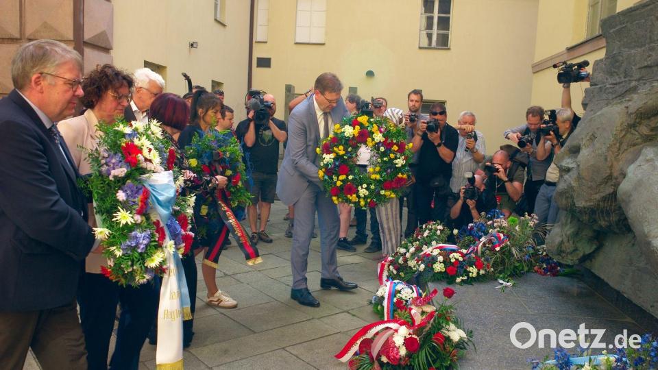 Zum Abschluss des Sudetendeutschen Tags wurden an einem ehemaligen Gestapo-Gefängnis Kränze und Blumen niedergelegt. Bild: Michael Heitmann/dpa