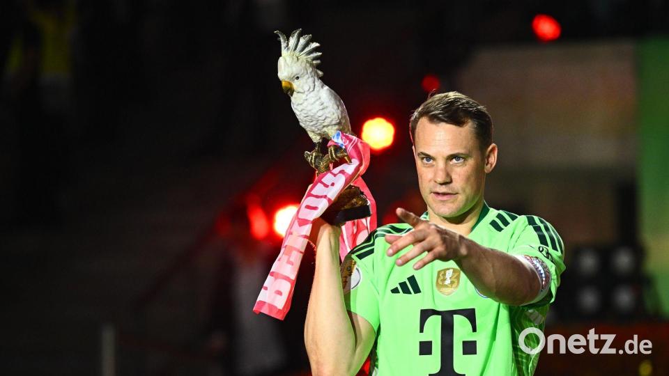 Manuel Neuer trägt nach dem Pokalsieg die Kakadu-Trophäe des FC Bayern. Bild: Tom Weller/dpa