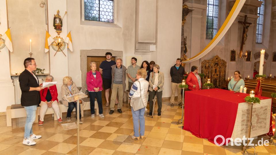 Bei der Führung erhielten die Besucher auch Einblicke in den Altarraum der katholischen Stadtpfarrkirche. Bild: Roland Wellenhoefer