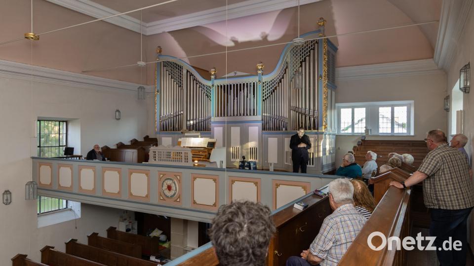 Kirchenmusikdirektor Gerd Hennecke wusste bei der Führung durch die evangelische Martin-Luther-Kirche einiges über die Geschichte der Orgel zu erzählen. Das Instrument stand nicht immer auf der heutigen Hauptempore. Bild: Roland Wellenhoefer