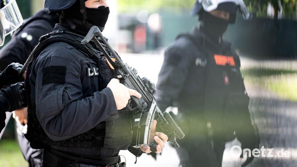 Bewaffnete Einsatzkräfte bewachen das Gerichtsgelände. (Archivbild) Bild: Sina Schuldt/dpa
