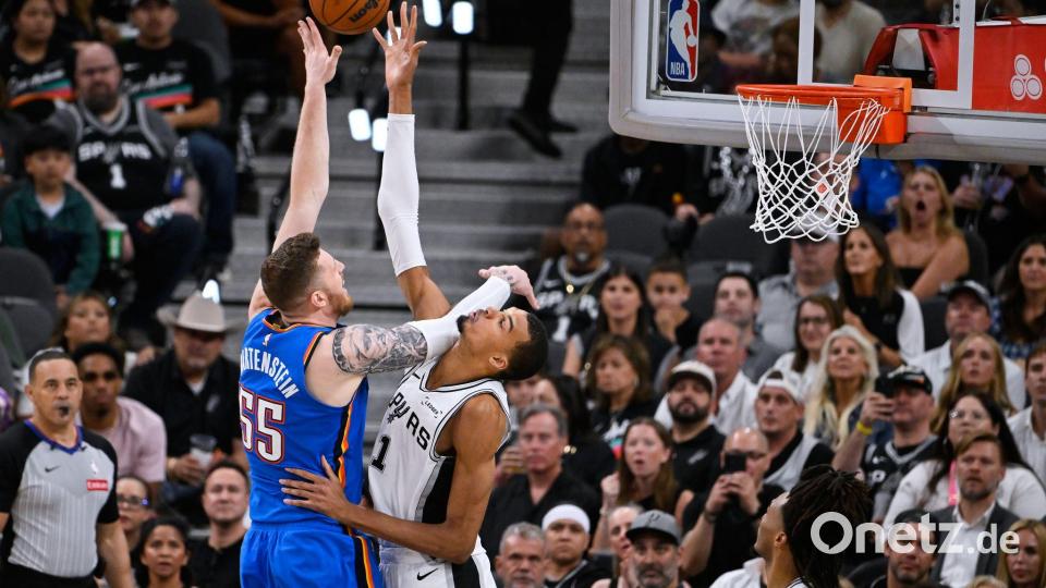 Victor Wembanyama (re.) dominierte Spiel vier gegen Isaiah Hartenstein und die Oklahoma City Thunder. Bild: Darren Abate/AP/dpa