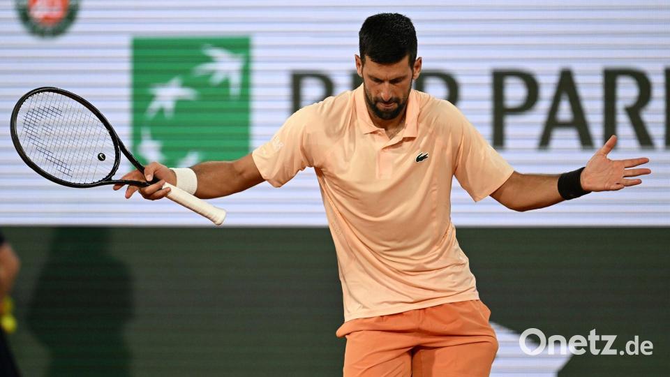 Djokovic tanzt nach seinem Erstrundensieg bei den French Open. Bild: Emma Da Silva/AP/dpa