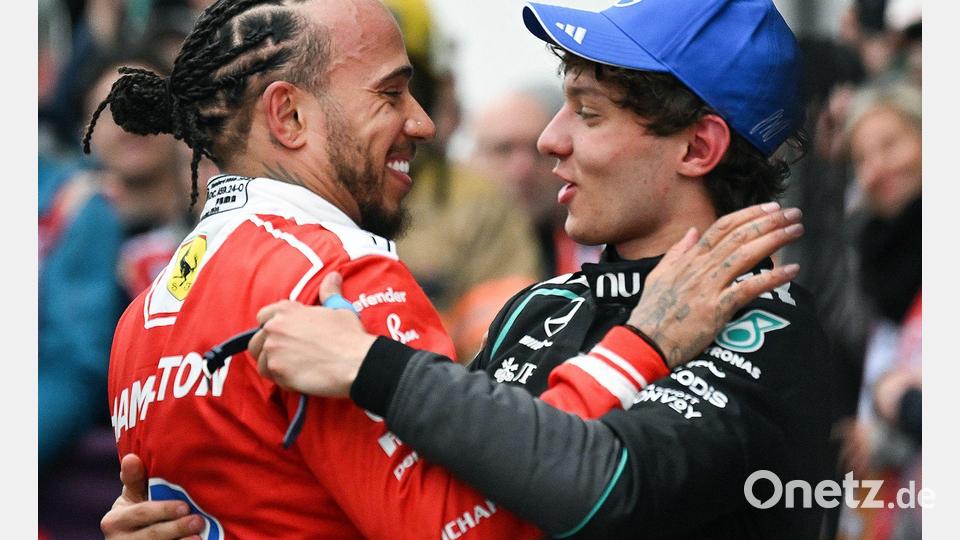 Kimi Antonelli (r) wird von Ferrari-Piloten Lewis Hamilton (l) nach seinem Sieg beglückwünscht. Bild: Graham Hughes/The Canadian Press/AP/dpa