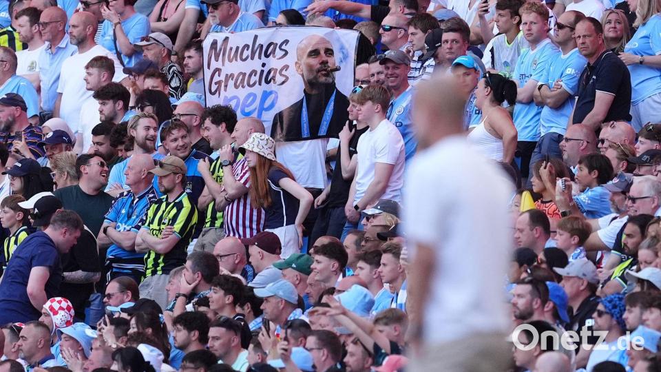 Die Fans würdigten ihren Erfolgscoach Pep Guardiola zum Abschied mit Transparenten. Bild: Martin Rickett/PA Wire/dpa