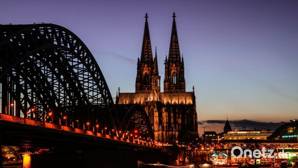 Im Dunkeln wird der Dom angeleuchtet. (Archivbild) Bild: Oliver Berg/dpa