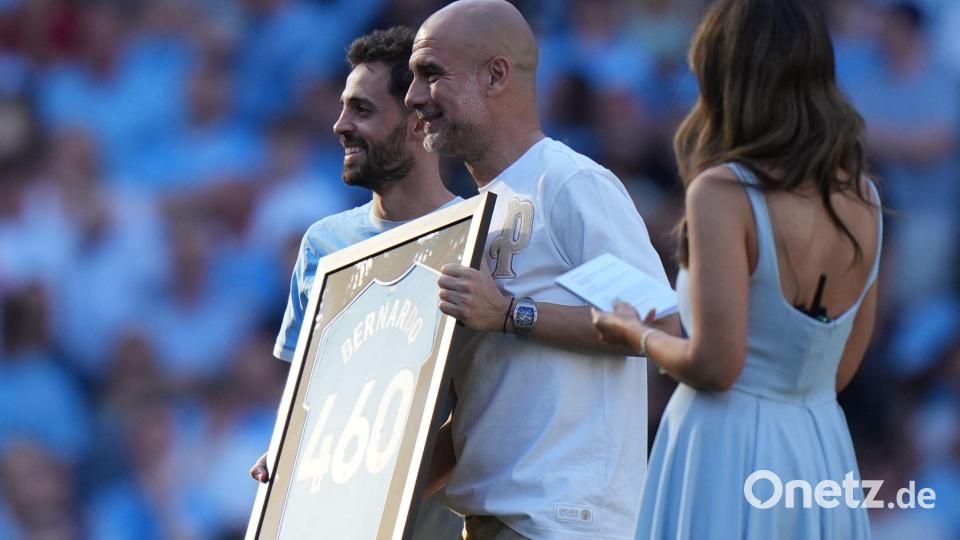 Bernardo Silva (l) und Trainer Pep Guardiola während einer Zeremonie nach ihrem letzten Spiel für Manchester City. Bild: Alastair Grant/AP/dpa