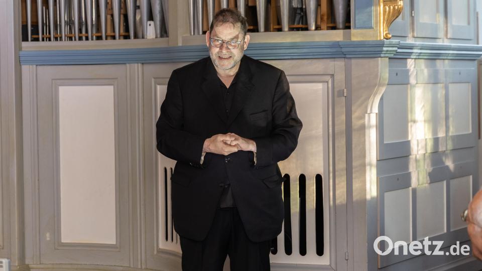Kirchenmusikdirektor Gerd Hennecke wusste bei der Führung durch die evangelische Martin-Luther-Kirche einiges über die Geschichte der Orgel zu erzählen. Das Instrument stand nicht immer auf der heutigen Hauptempore. Bild: Roland Wellenhoefer