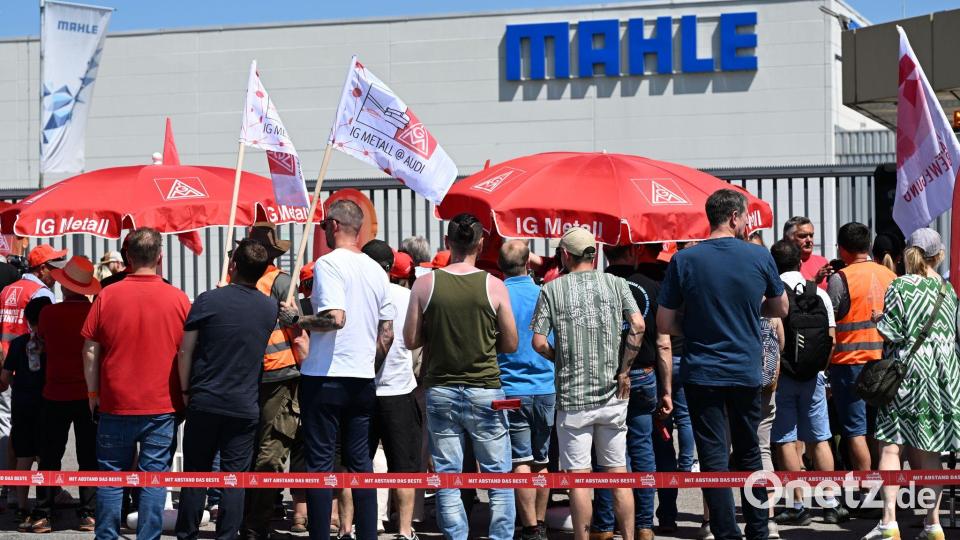 Beschäftigte des Autozulieferers Mahle nehmen vor dem Werk an einem unbefristeten Streik teil. Bild: Sven Hoppe/dpa