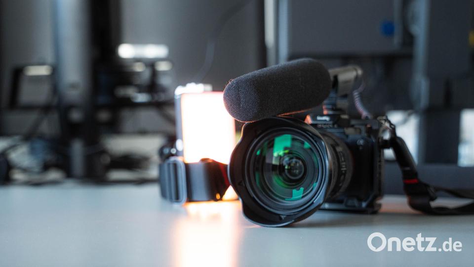 Immer mit dabei: Kamera, Mikrofon und Licht. Bild: Noah Wegmüller-Kocher
