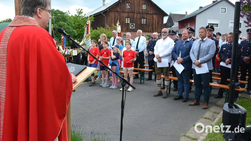 Stadtpfarrer Oliver Pollinger (links) gratulierte der Feuerwehr Pechofen zu ihrem 125. Geburtstag. Ehrengäste waren (stehend von links) Bürgermeister Stefan Grillmeier, Landrat Hubert Schicker und Stadtrat Mario Weiß. Bild: jr