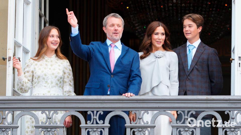 „Hurra! Hurra! Hurra!“: König Frederik X. dirigiert die jubelnde Menge an seinem 58. Geburtstag vom Balkon des Schlosses Amalienborg aus. An seiner Seite: Königin Mary (zweite von rechts) und seine jüngsten Kinder Josephine (links) und Vincent (rechts). Bild: Ida Marie Odgaard/Ritzau Scanpix/AP/dpa