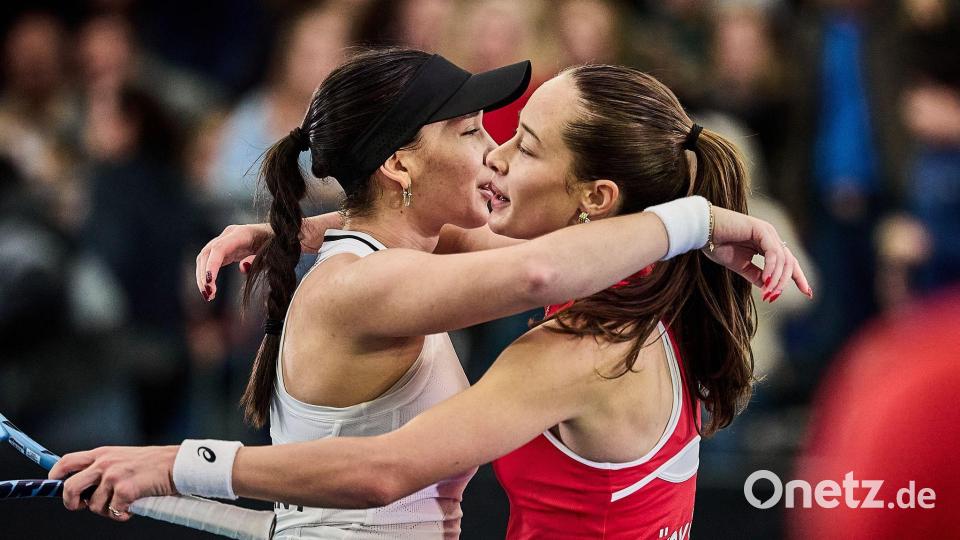 Verstehen sich abseits des Feldes prächtig: Eva Lys (l) und Zeynep Sonmez. (Archivbild) Bild: Mathias Schulz/dpa