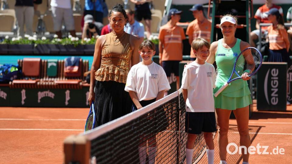 Laura Siegemund (r) kurz vor dem ersten Aufschlag Bild: Aurelien Morissard/AP/dpa