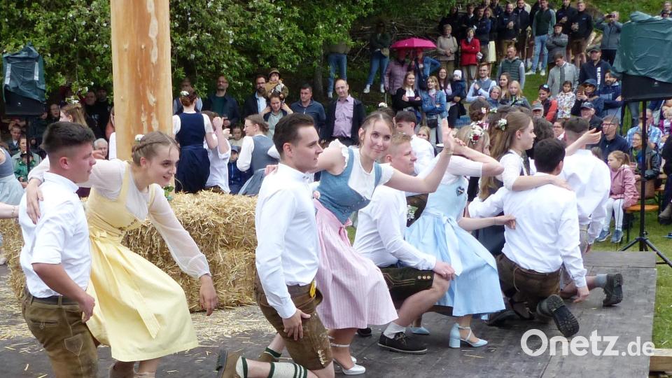 Beim Kirwabaum-Austanzen zeigten die Kastler Kirwaleit was sie für Tänze in schweißtreibenden Übungsstunden erlernt haben. Bild: jp
