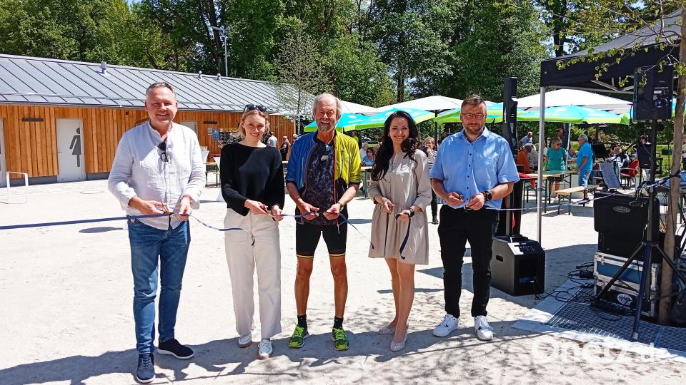 Anlässlich der Eröffnung durchschnitten die Planer Peter und Lisa Kuchenreuther, zweiter Bürgermeister Helmut Härtl, Bürgermeisterin Margit Bayer und Florian Rupprecht vom städtischen Bauamt das Band zum neuen Radlpoint. Bild: fpoz