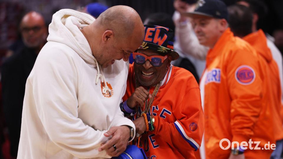Spike Lee (r) begrüßt Rick Brunson. Bild: Tim Phillis/AP/dpa