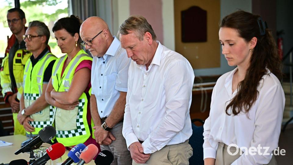 Bei der Pressekonferenz gibt es eine Schweigeminute für die Opfer des Unglücks. Bild: Dirk Waem/Belga/dpa