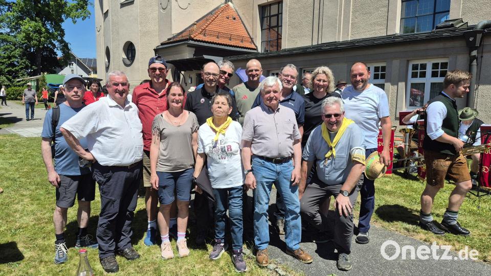 Beim Pilgerfest im Garten der Basilika waren auch den Teilnehmern der Pilgergruppe Eigelsberg die Erleichterung anzusehen. Bild: bge