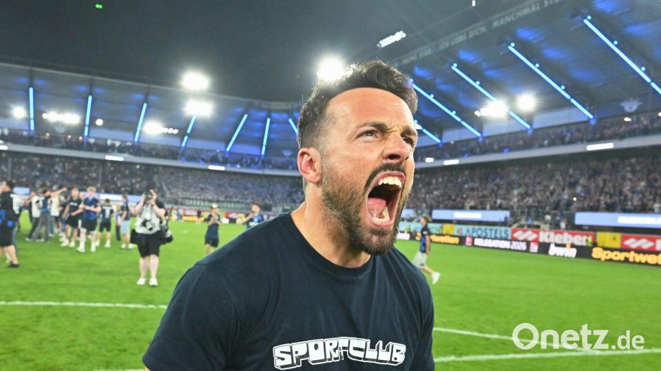 Ralf Kettemann feiert seinen größten Erfolg als Trainer. Bild: Swen Pförtner/dpa