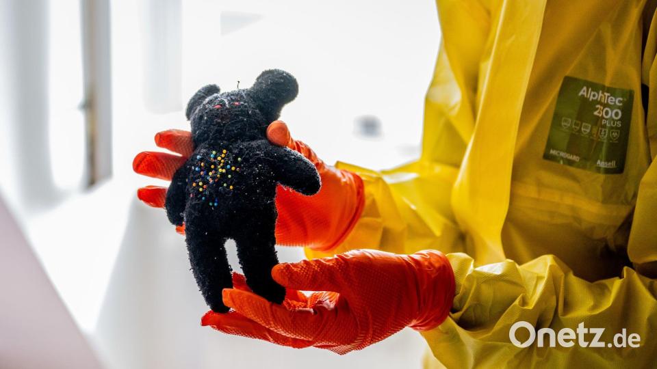 Immer wieder stoßen die Tatortreiniger bei ihrer Arbeit auf Gegenstände, die vom Alltag der Verstorbenen erzählen. Bild: Jacob Schröter/dpa