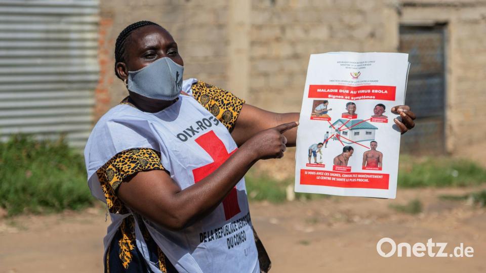 Helfer des Roten Kreuzes betreiben Aufklärung über Ebola - aber zahlreiche Menschen in der betroffenen Region halten die Krankheit für einen Mythos. Bild: Moses Sawasawa/AP/dpa