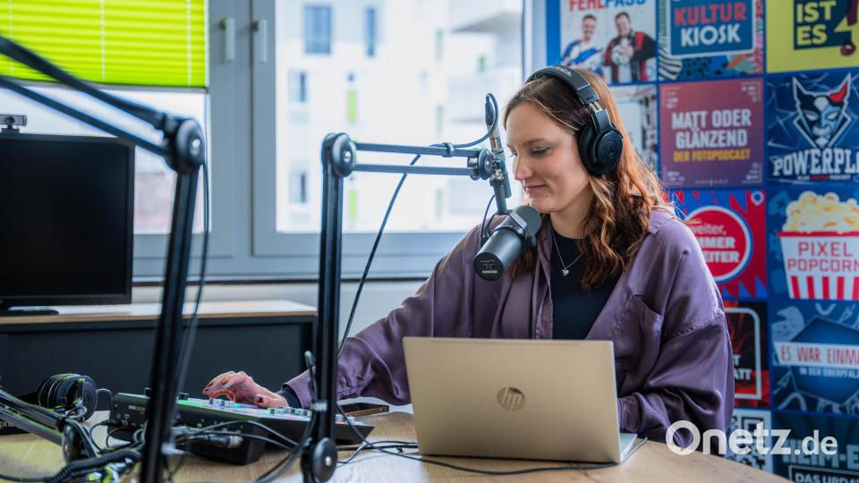 Mediengestalterinnen und Mediengestalter Bild und Ton bearbeiten neben Videos auch Audioformate wie zum Beispiel Podcasts. Bild: Noah Wegmüller-Kocher