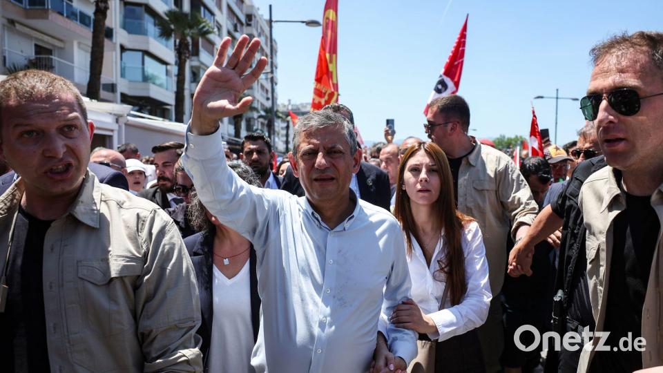 Özel lässt sich in Izmir feiern. Bild: Erdem Sahin/AP/dpa