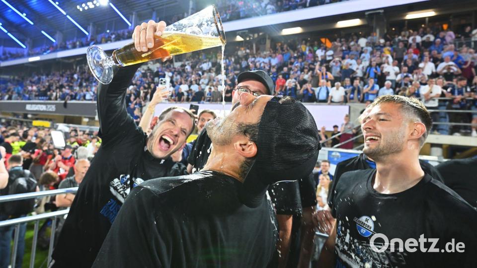Ausgelassen feierten die Paderborner mit ihren Fans. Bild: Swen Pförtner/dpa