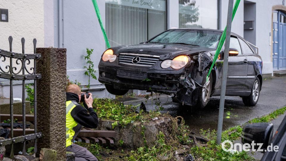 Das Auto des Mannes kam auf einem Mäuerchen zum Stehen. (Archivbild) Bild: Armin Weigel/dpa