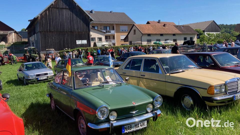 Der Besucherandrang war enorm und bis aus Rosenheim, der gelbe Benz, kamen sie angefahren. Bild: sl
