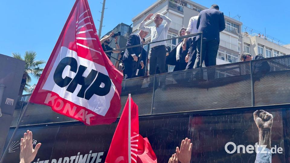 Der abgesetzte Oppositionschef erfährt große Unterstützung in Izmir. Bild: Mirjam Schmitt/dpa
