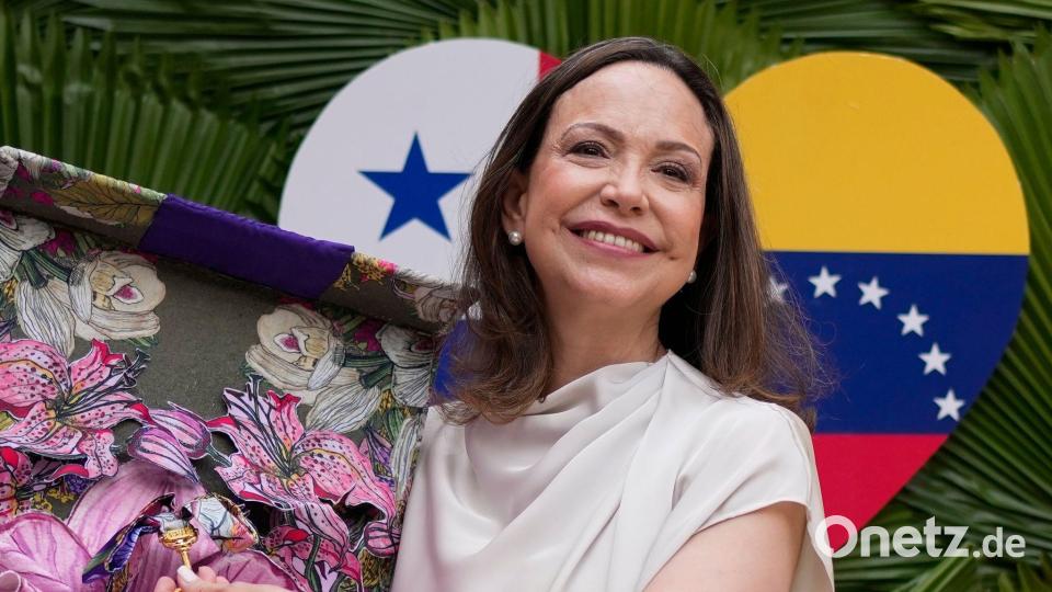 Maria Corina Machado hält im Büro des Stadtrats den Schlüssel zu Panama-Stadt in der Hand. Bild: Matias Delacroix/AP/dpa